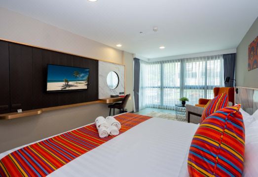 ห้องพักสไตล์โมเดิร์นของ KK Karon Kata Boutique Hotel เตียง King พร้อมทีวีจอแบน