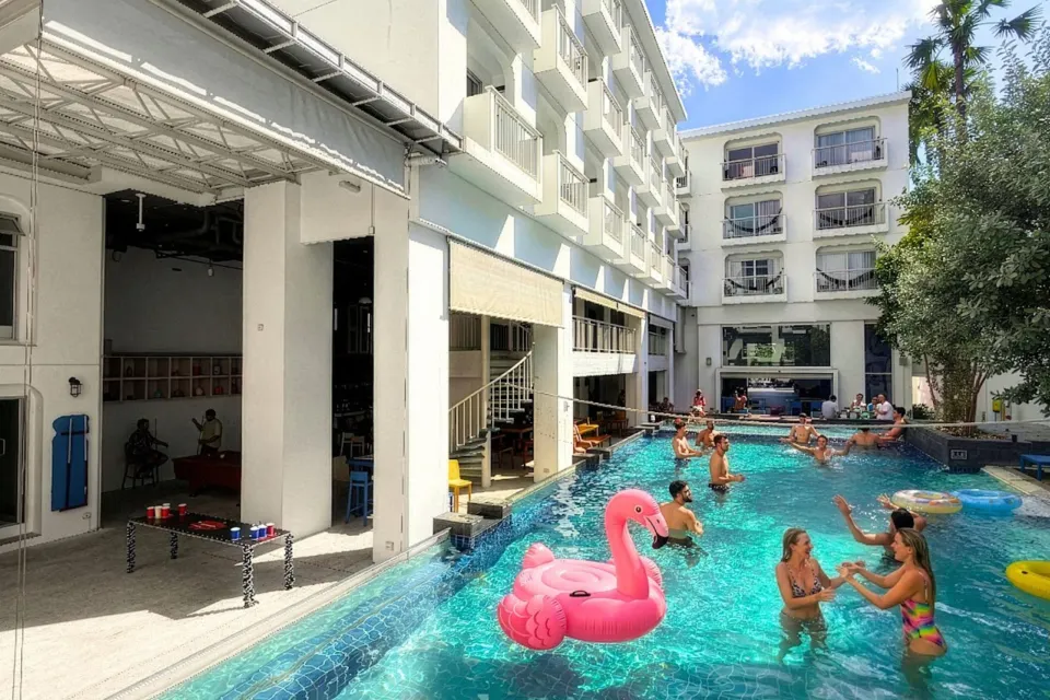 อาคารและพื้นที่ส่วนกลางของ Lub d Phuket Patong โฮสเทลสายโซเชียลใจกลางป่าตอง