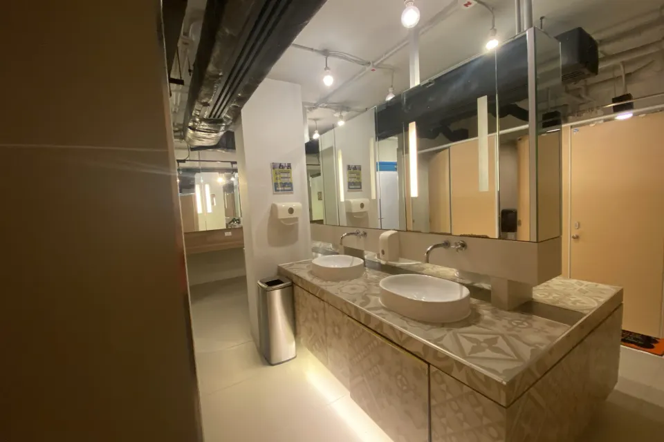 เตียงดอร์มแบบ privacy pod พร้อมล็อกเกอร์ในตัวของ Lub d Phuket Patong