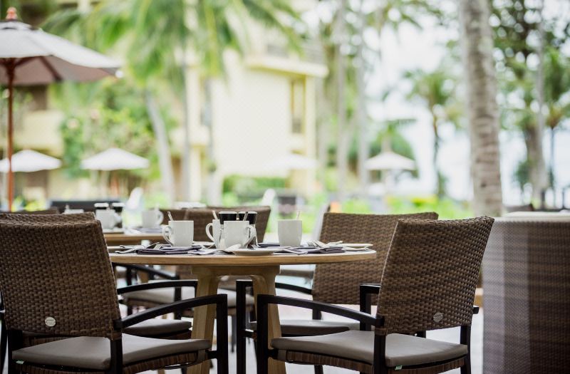โซนร้านอาหารริมทะเลของ Phuket Marriott Merlin Beach บรรยากาศใต้ร่มไม้มองเห็นทะเลอันดามัน