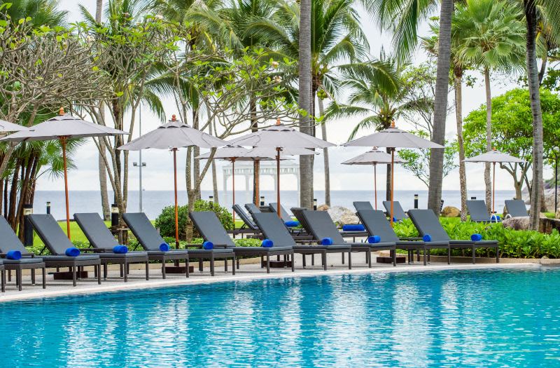 โซนร้านอาหารริมทะเลของ Phuket Marriott Merlin Beach บรรยากาศใต้ร่มไม้มองเห็นทะเลอันดามัน