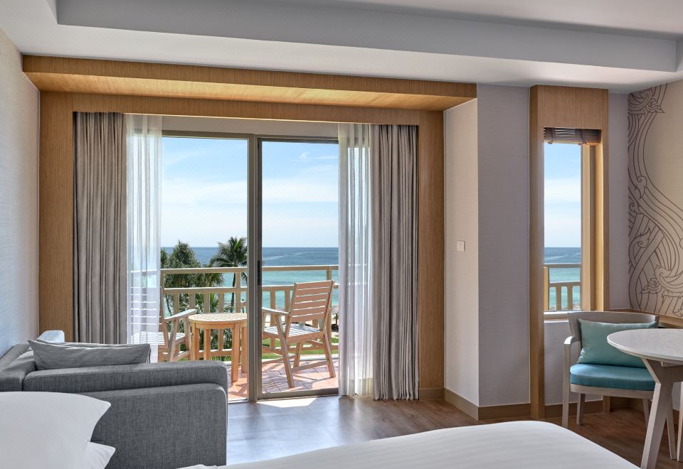 ห้องพักวิวทะเลของ Phuket Marriott Resort & Spa, Merlin Beach เตียงคิงพร้อมระเบียงมองอ่าวไตรตรัง