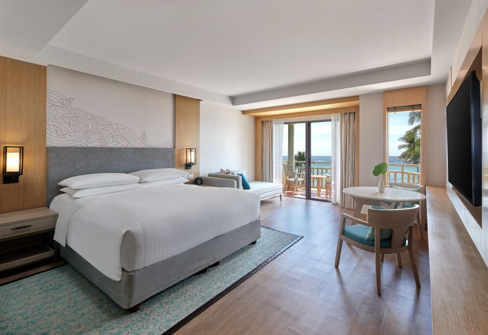 ห้องพักวิวทะเลของ Phuket Marriott Resort & Spa, Merlin Beach เตียงคิงพร้อมระเบียงมองอ่าวไตรตรัง