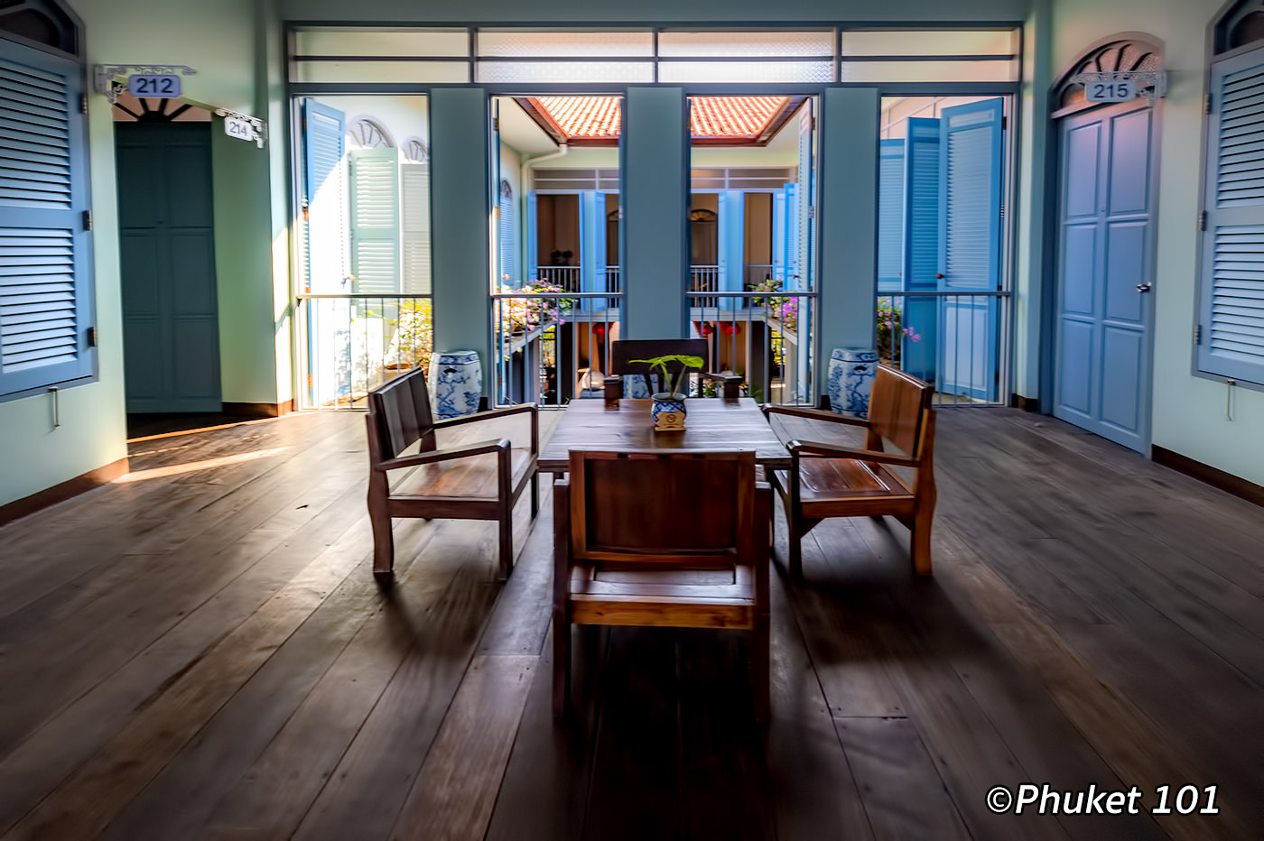 ด้านหน้าตึกแถวชิโน-โปรตุกีสของ The Memory at On On Hotel บนถนนพังงา เมืองเก่าภูเก็ต