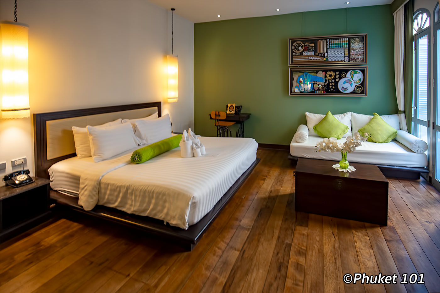 ห้องพักสไตล์วินเทจของ The Memory at On On Hotel เฟอร์นิเจอร์ไม้และของตกแต่งย้อนยุค
