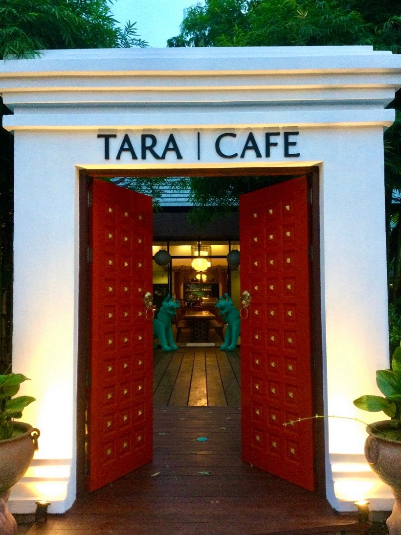 ประตูไม้แดงแกะสลักทางเข้า Tara Cafe ห้องอาหารของ Navatara Phuket Resort