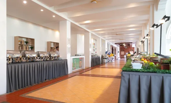 ร้านอาหารและพื้นที่นั่งเล่นของ The Old Phuket Karon Beach Resort