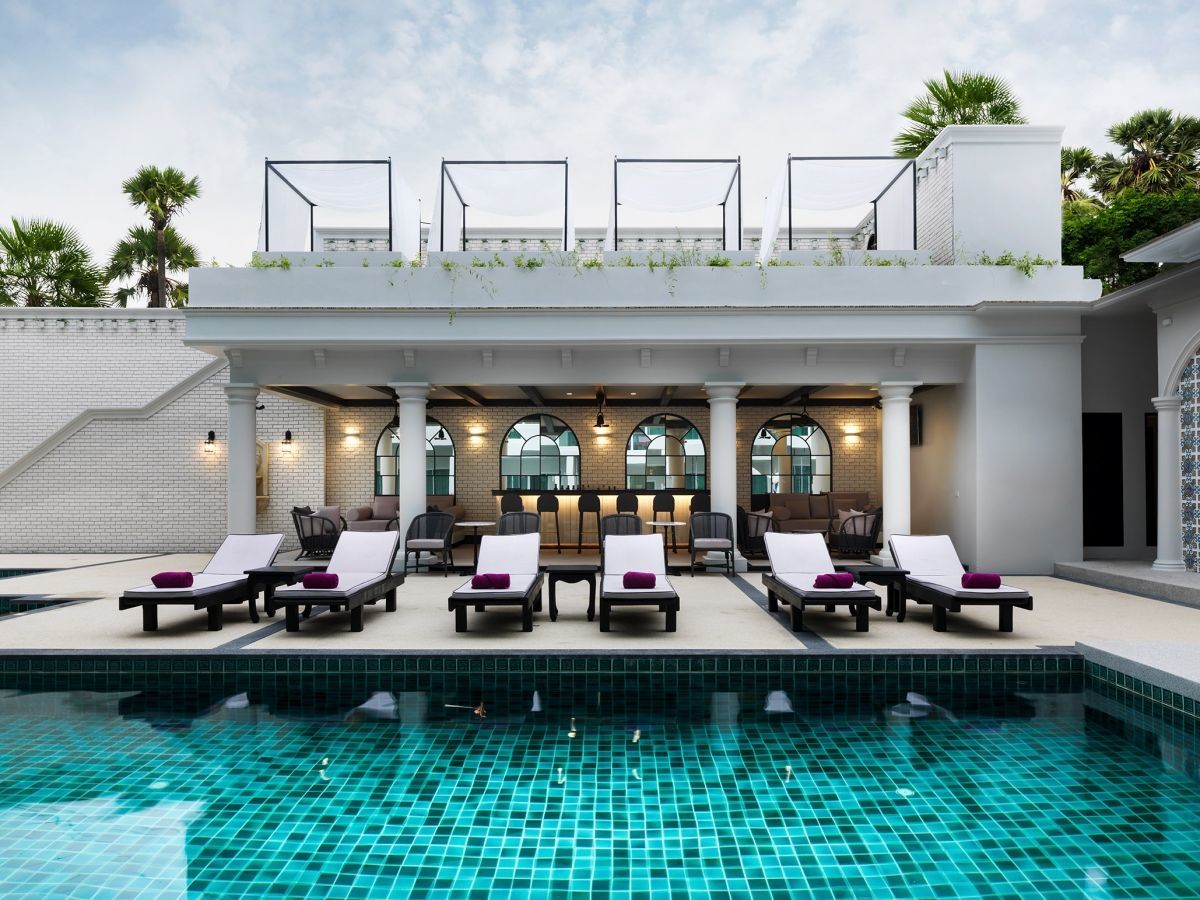 พูลบาร์ริมสระของ Chanalai Romantica Resort ย่านกะตะ ภูเก็ต