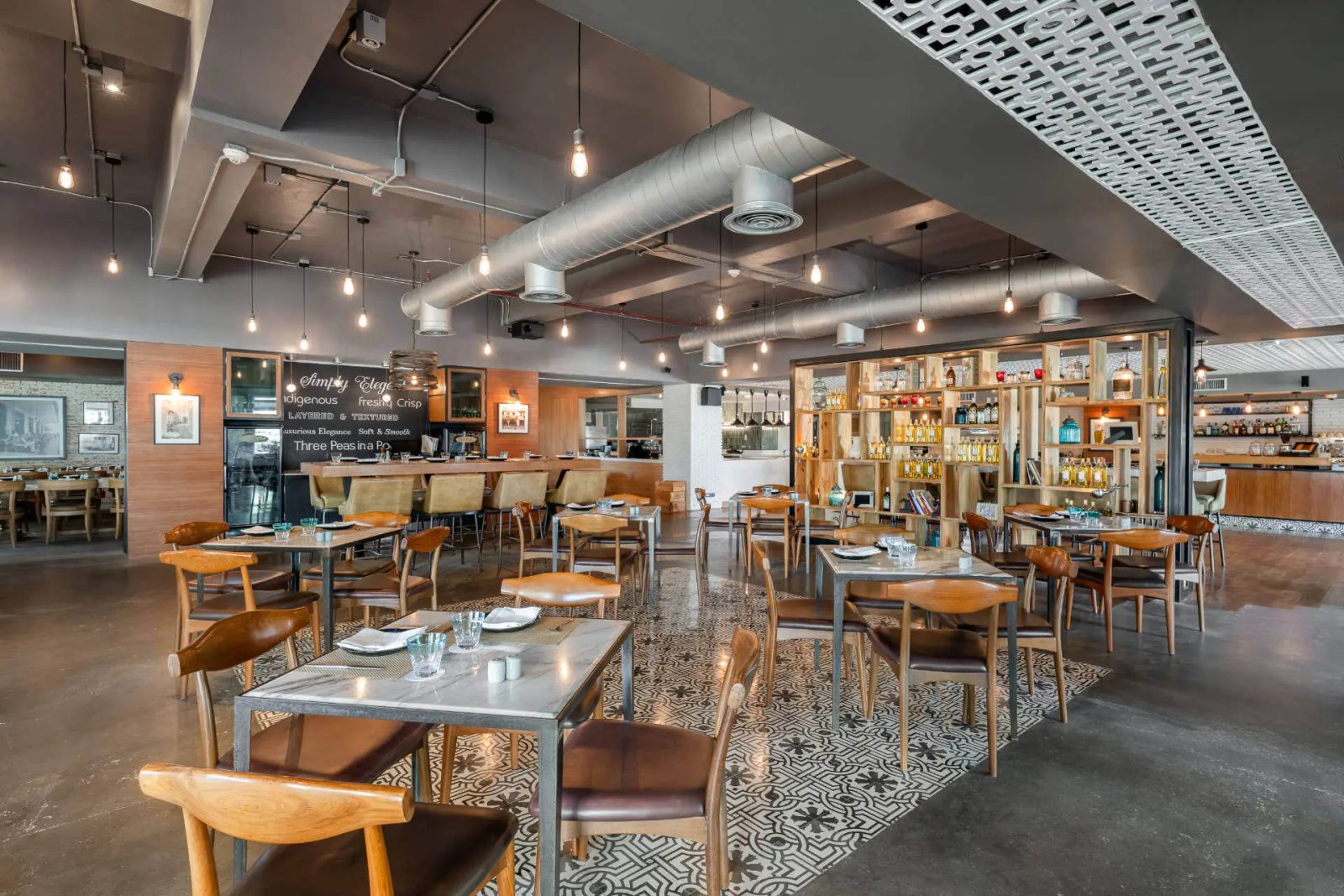 ภายในร้าน Miss Olive Oyl ร้านอาหารเมดิเตอร์เรเนียนของ SAii Laguna Phuket