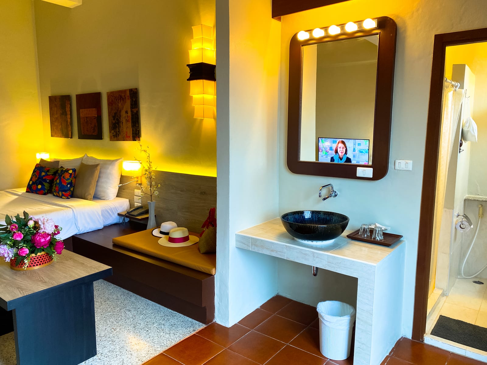 ห้องพักของ Sino House Phuket Hotel ห้องกว้าง หน้าต่างสูง เตียงใหญ่ ตกแต่งโทนไม้สไตล์ย้อนยุค