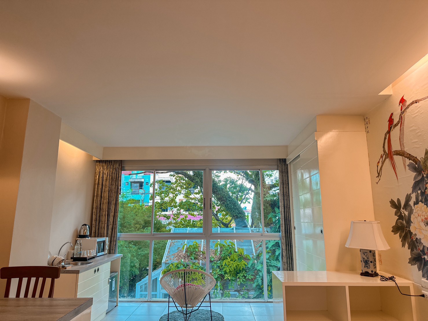 ห้องดีลักซ์ของ Sino House Phuket Hotel พื้นที่กว้าง มินิบาร์ ตู้เย็น และมุมนั่งเล่นในห้อง