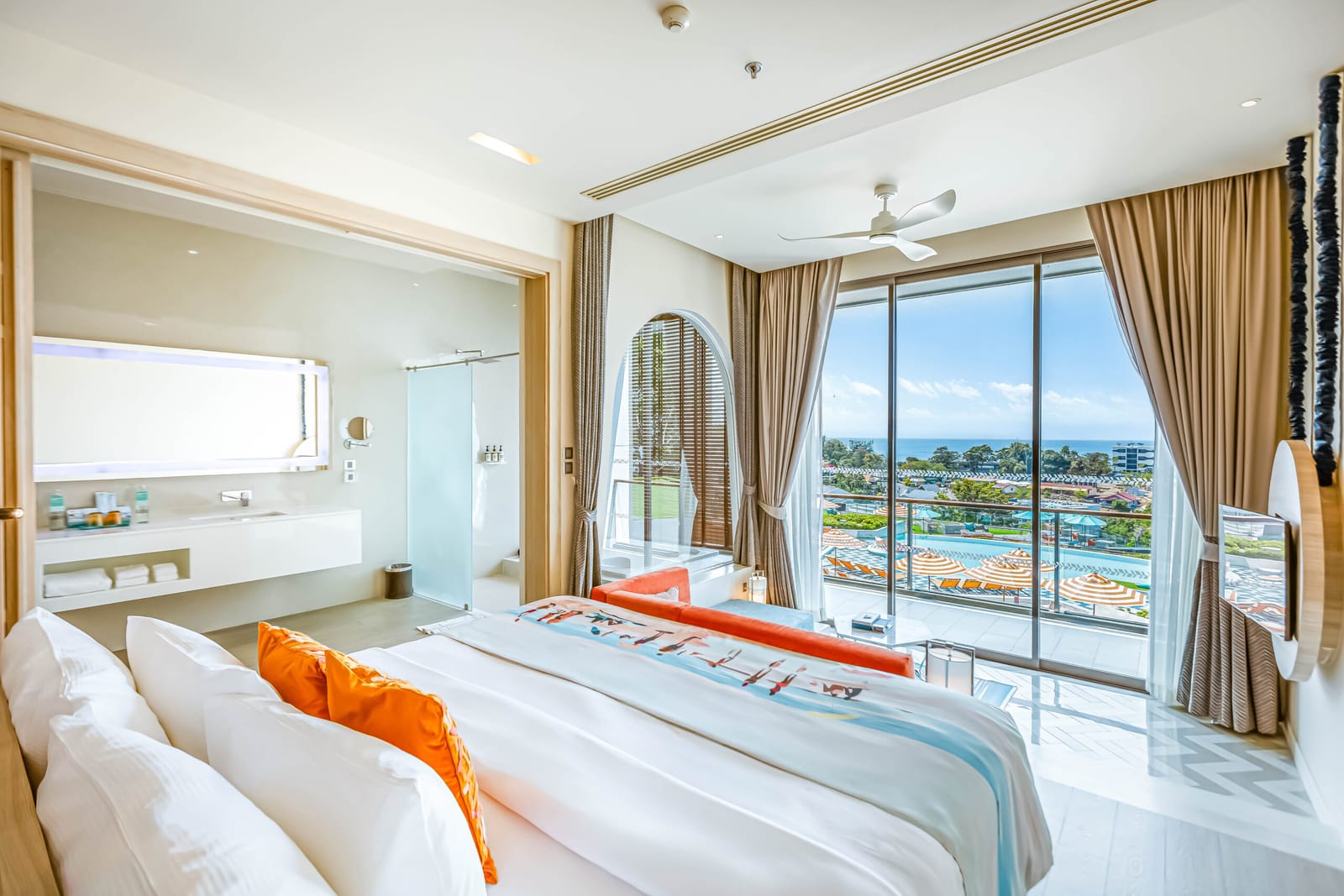 ห้องสวีท The SIS Suite เตียงคิงวิวสระ Crescent และทะเลอันดามันจากหน้าต่างบานใหญ่