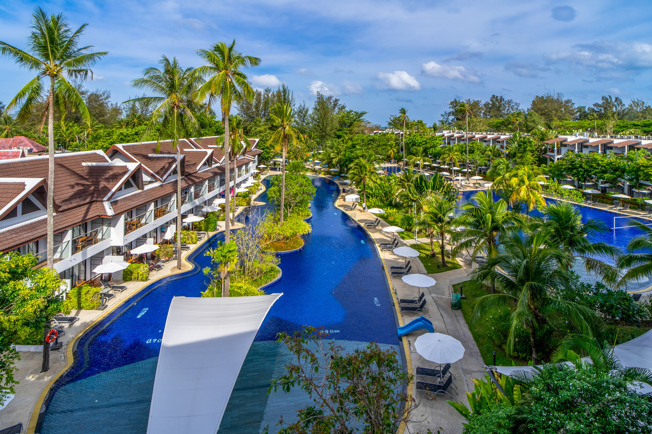 สระลากูนทอดยาวคดเคี้ยวผ่านปีกห้องพักของ Sunwing Kamala Beach หาดกมลา ภูเก็ต