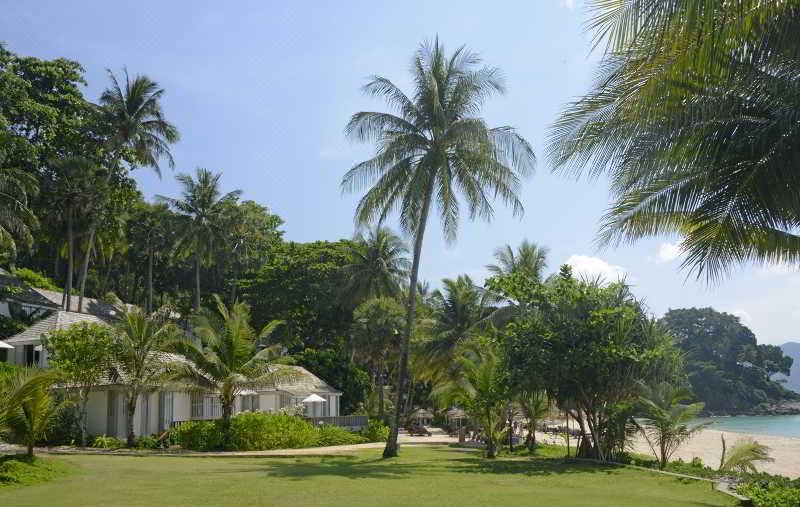 หาดแพนซีทรายขาวเนียนน้ำใส บรรยากาศเงียบสงบหน้า The Surin Phuket