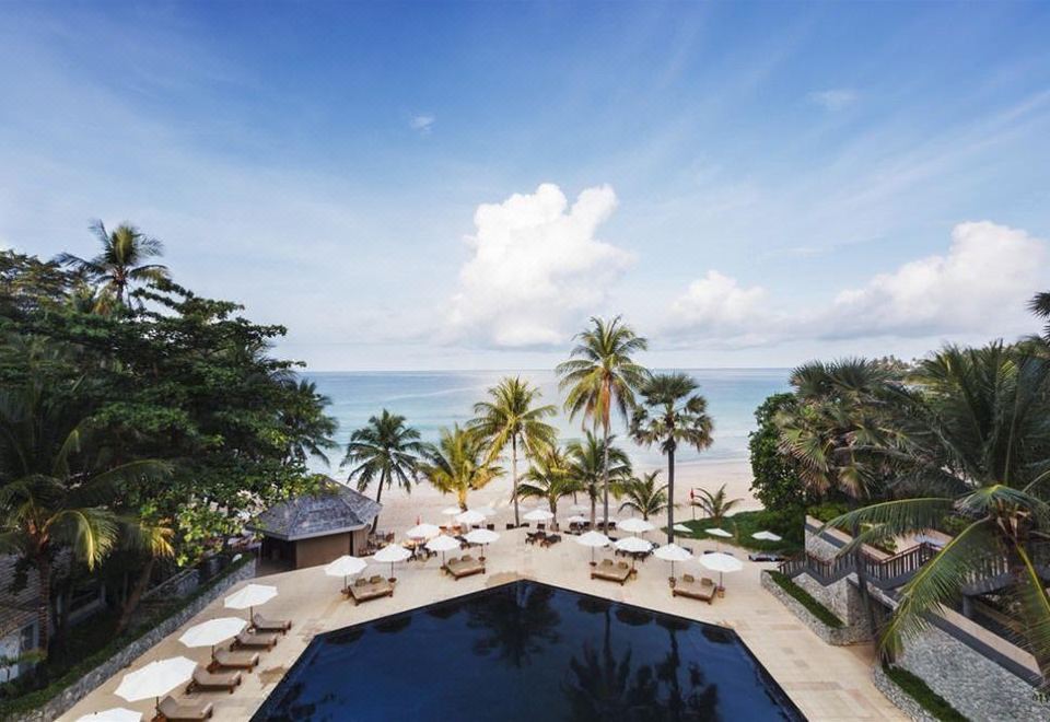 สระว่ายน้ำทรงหกเหลี่ยมสีเข้มอันเป็นเอกลักษณ์ของ The Surin Phuket