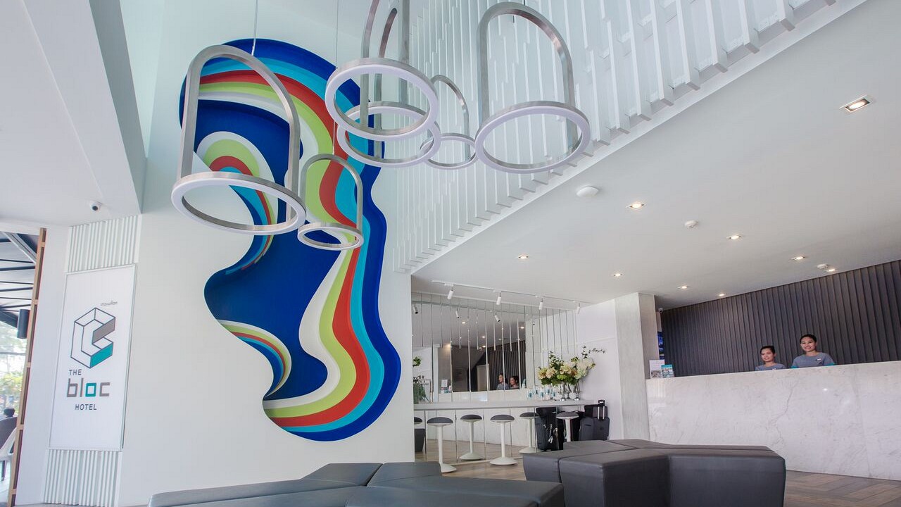 ห้องพักโทนขาวสะอาดของ The Bloc Hotel ป่าตอง พร้อมเตียงนุ่มและระเบียงส่วนตัว