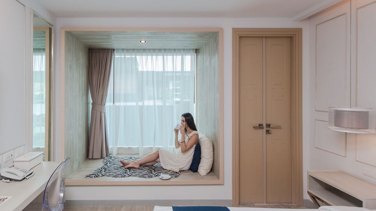 มุมนั่งเล่นและบาร์บนดาดฟ้า The Roof ของ The Bloc Hotel ยามเย็นวิวทะเลป่าตอง