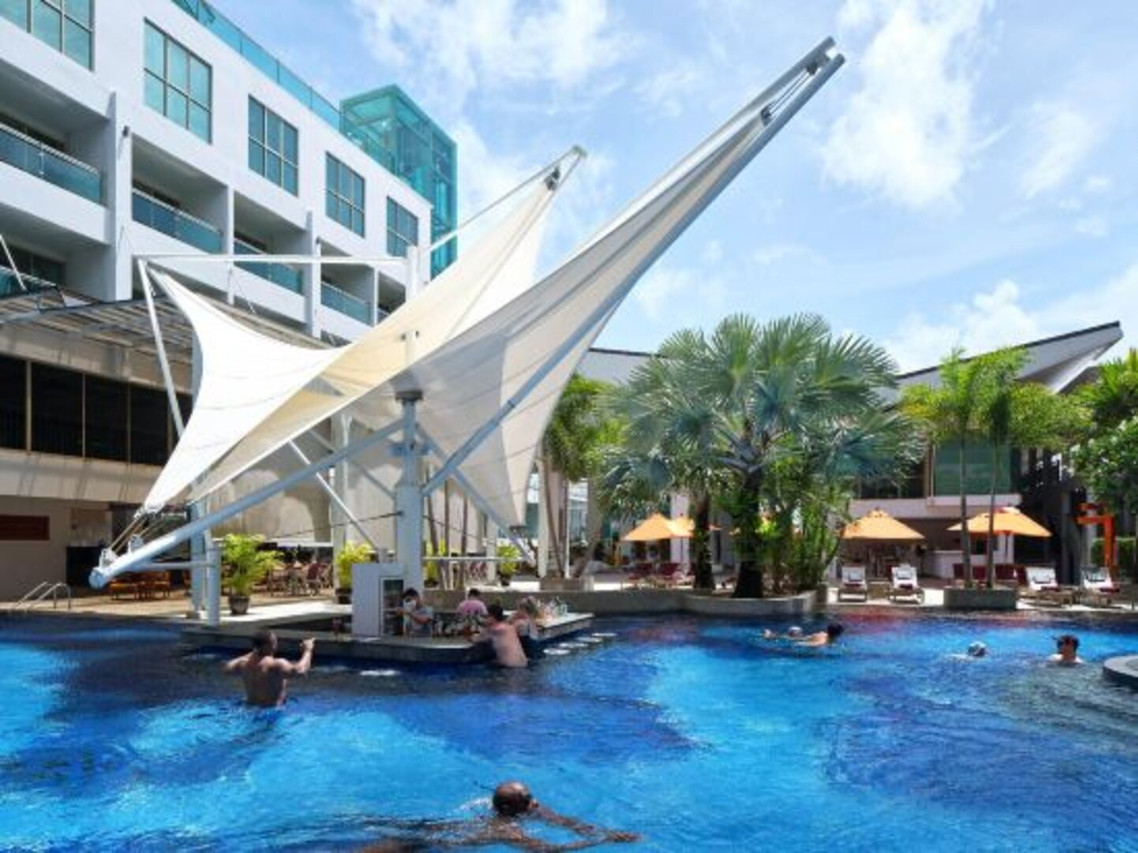สระว่ายน้ำลากูนของ The Kee Resort พร้อมหลังคาผ้าใบทรงใบเรือและสวิมอัพพูลบาร์กลางป่าตอง ภูเก็ต