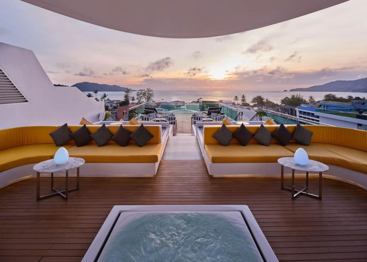 KEE Sky Lounge บาร์ดาดฟ้าของ The Kee โซฟาโค้งสีเหลืองพร้อมจากุซซี่และวิวพระอาทิตย์ตกทะเลอันดามัน