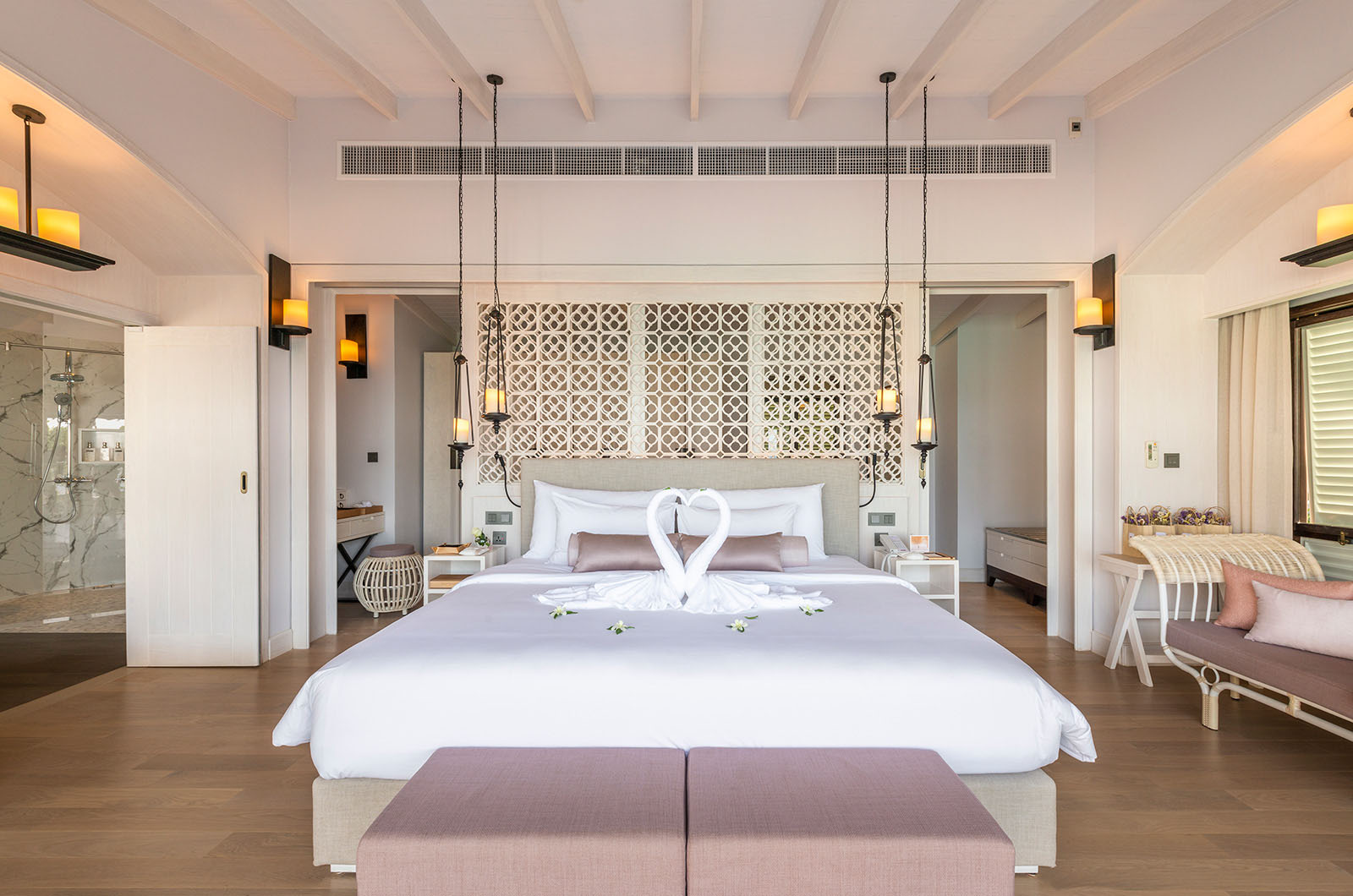 ห้องนอน Seaview Pool Villa Romance ของ The Shore at Katathani โทนขาวอบอุ่นพร้อมโคมเทียนแขวน