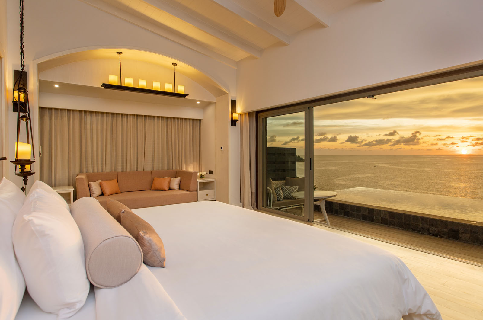 วิลลา Seaview Pool Villa In Love ยามพระอาทิตย์ตก เปิดผนังกระจกเห็นสระอินฟินิตี้และทะเลอันดามัน