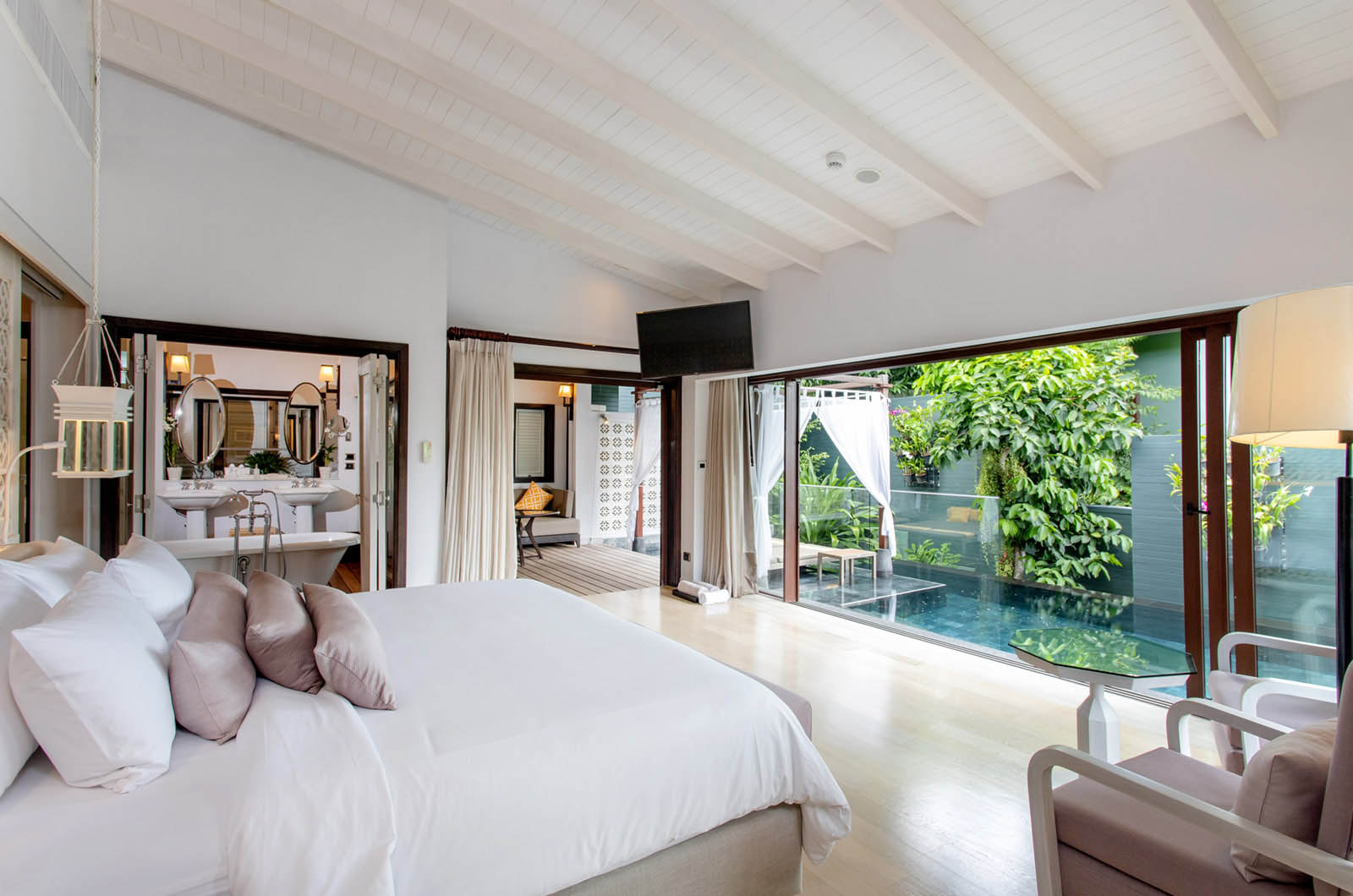 Pool Villa ของ The Shore at Katathani เปิดประตูบานเลื่อนออกสู่สระส่วนตัวและสวนแนวตั้ง