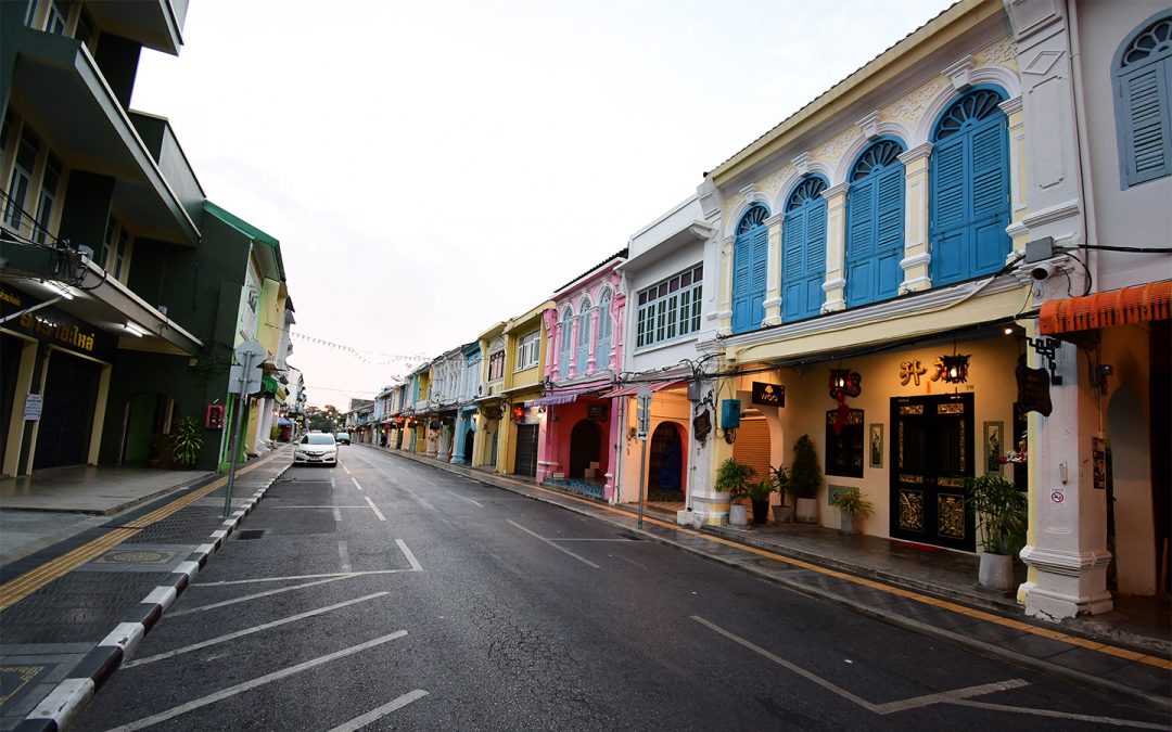 ถนนถลางยามเช้าตรู่ แถวตึกชิโน-โปรตุกีสหลากสีในย่านเมืองเก่าภูเก็ต ที่ตั้งของ Woo Gallery