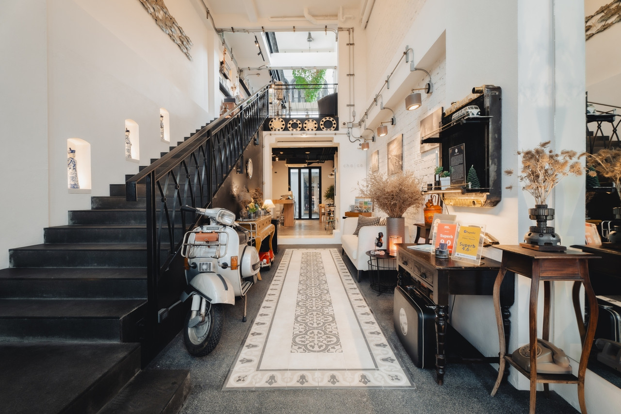 มุมนั่งเล่นของ Xinlor House ของสะสมวินเทจ เครื่องเล่นแผ่นเสียง และของแต่งจากชิ้นส่วนรถ