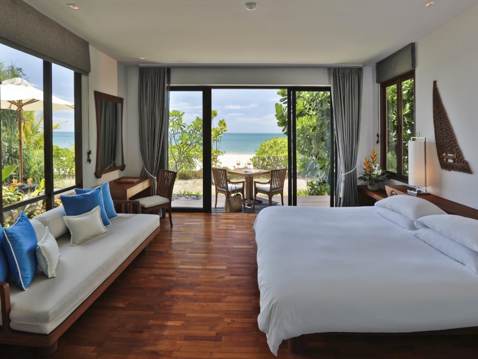 สระว่ายน้ำ infinity ของ Pimalai Resort มองออกไปเห็นทะเลอันดามันและอ่าวกันเตียง