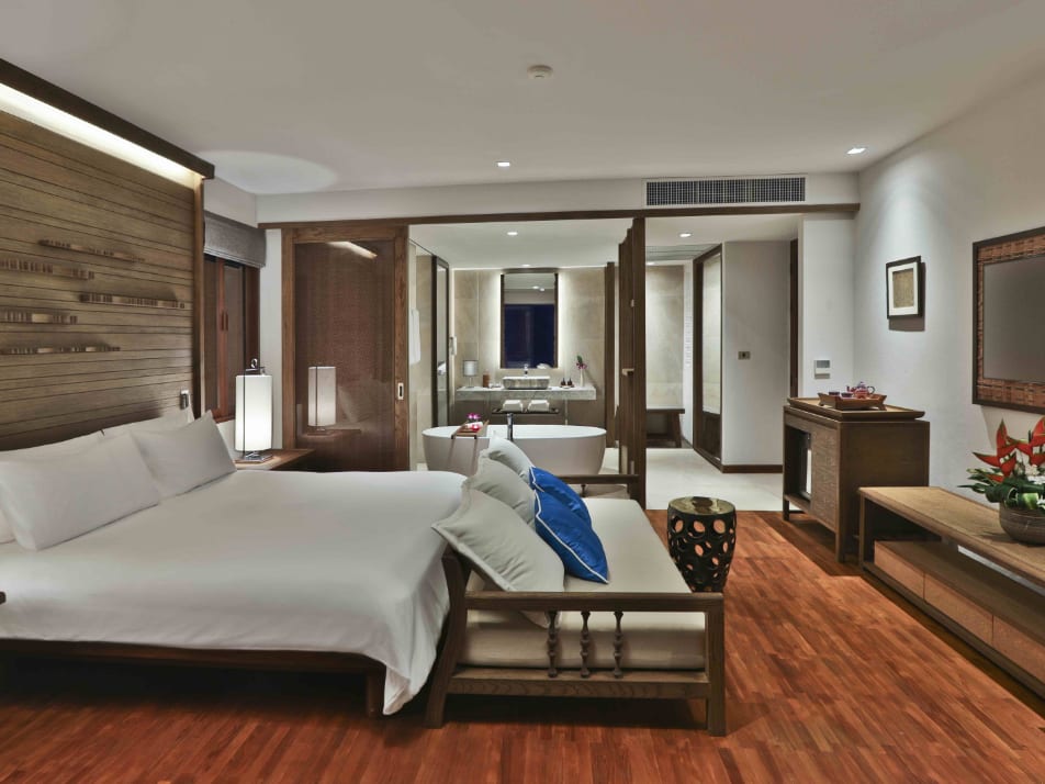 ห้องพักพื้นไม้สักของ Pimalai Resort พร้อมระเบียงมองวิวทะเล