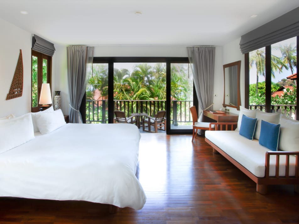 หาดทรายส่วนตัวและป่าเขาของ Pimalai Resort บนอ่าวกันเตียง เกาะลันตา