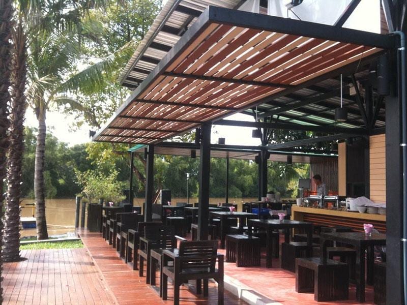 บรรยากาศริมแม่น้ำและสวนของ Aroonsawad Riverview Resort ปราจีนบุรี