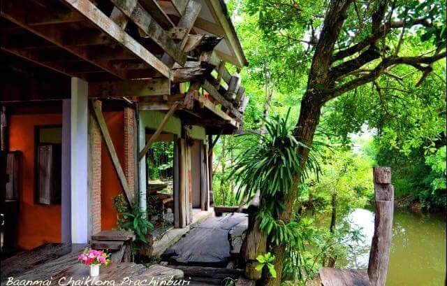 บรรยากาศสวนและทางเดินริมคลองของบ้านไม้ชายคลองรีสอร์ท ปราจีนบุรี