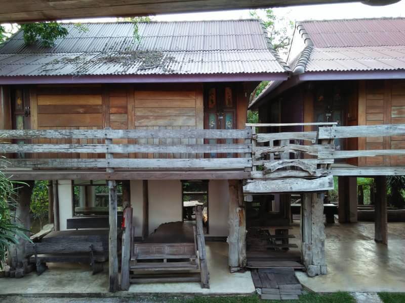 ห้องพักบ้านไม้ตกแต่งเรียบง่ายของบ้านไม้ชายคลองรีสอร์ท พร้อมทีวีและเครื่องทำน้ำอุ่น