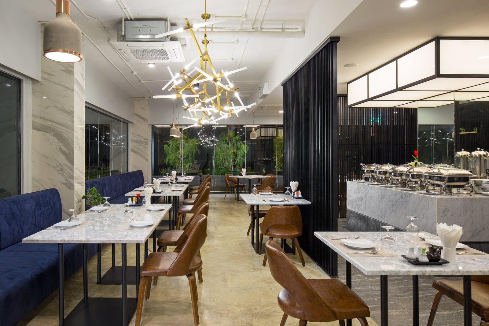 ร้านอาหารริมคลองของ The Canal 304 บรรยากาศโปร่งสบายมองออกไปเห็นน้ำ