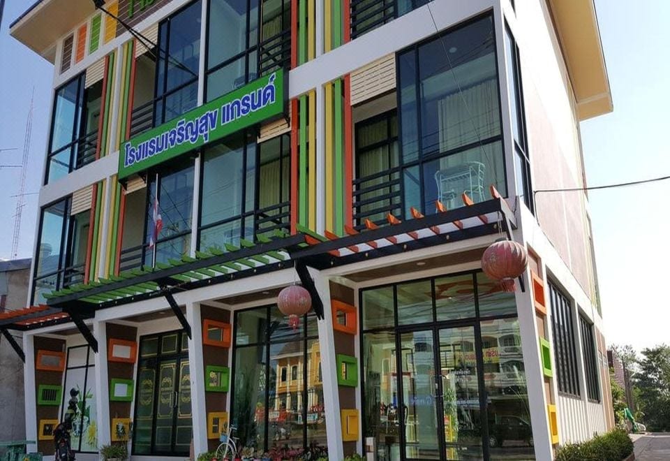 มุมห้องน้ำและส่วนนั่งเล่นภายในห้องพักโรงแรมเจริญสุขแกรนด์ ตำบลเมืองเก่า กบินทร์บุรี