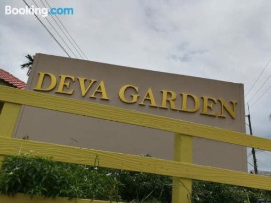 บรรยากาศสวนและอาคารห้องพักของ Deva Garden Resort ย่านไม้เค็ด เมืองปราจีนบุรี