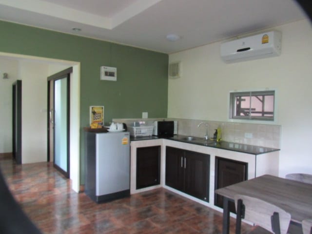 ภายใน Elephant Cabana ของ B&B Forest Hill Khao Yai ปราจีนบุรี ห้องกว้างมีมุมนั่งเล่นและครัวเล็ก