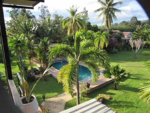 ดาดฟ้าชมวิวเหนือคาบาน่าของ B&B Forest Hill Khao Yai มองออกไปเห็นแนวเขาใหญ่