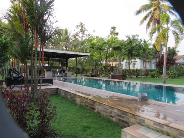 สระว่ายน้ำและสวนเขตร้อนของ B&B Forest Hill Khao Yai ปราจีนบุรี บรรยากาศร่มรื่นเงียบสงบ