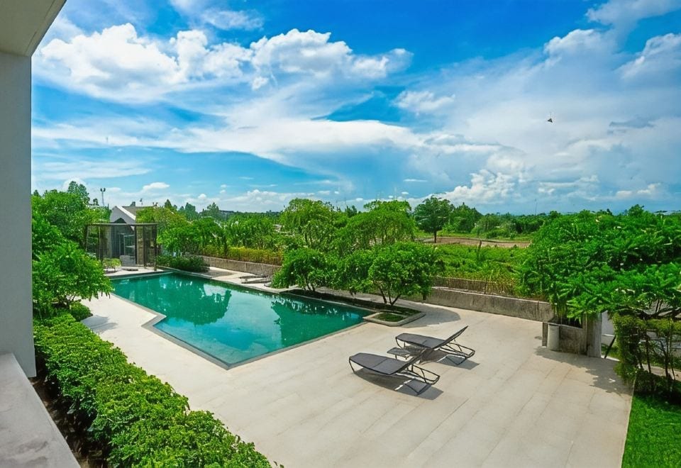 สระว่ายน้ำระบบน้ำเกลือปูหิน Sukabumi ของ The Garden 304 ปราจีนบุรี ท่ามกลางสวน