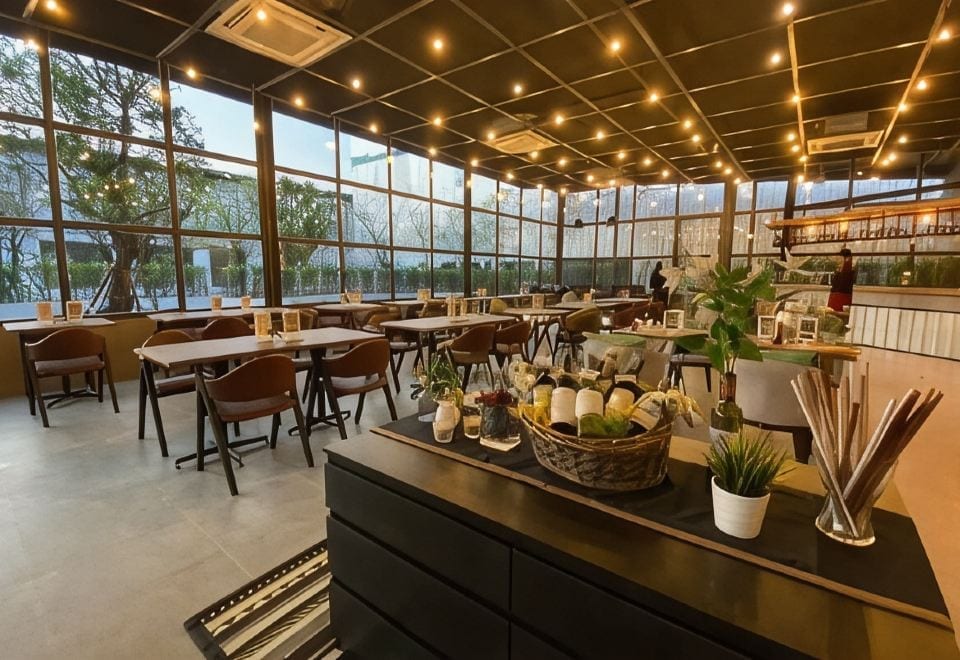 ร้านอาหารและเลานจ์ตกแต่งสไตล์ญี่ปุ่นอบอุ่นของ The Garden 304