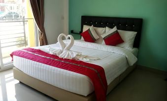 ห้องพักสะอาดของ Greenfield Residence ปราจีนบุรี เตียงนุ่ม มีตู้เย็นและทีวีจอแบน