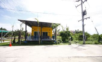 ระเบียงส่วนตัวมองออกไปเห็นสวนของ Greenfield Residence