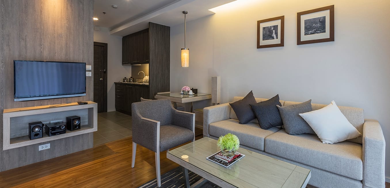 ห้อง Studio Suite ของ Kantary 304 Hotel ปราจีนบุรี พร้อมโซฟา มุมรับประทานอาหาร และครัวเล็ก