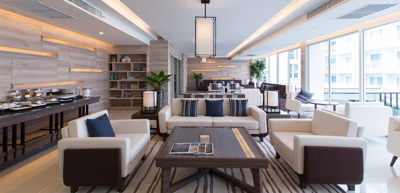ล็อบบี้และมุมเลานจ์ของ Kantary 304 Hotel ปราจีนบุรี ตกแต่งโทนอบอุ่นพร้อมที่นั่งพักผ่อน