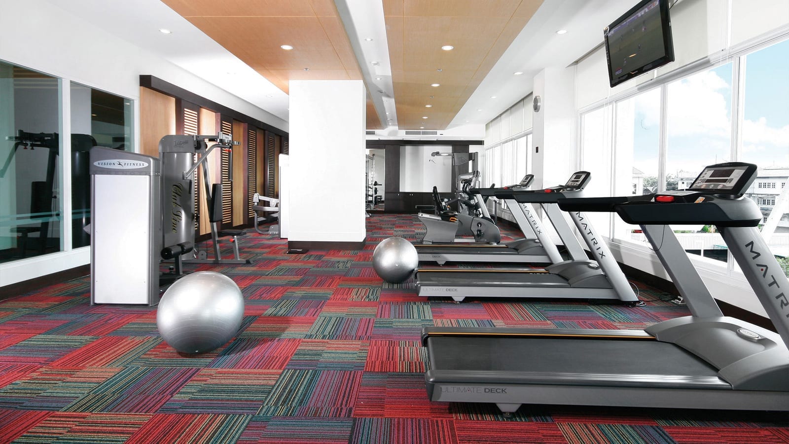 ห้องฟิตเนสของ Kantary Hotel Kabinburi ปราจีนบุรี อุปกรณ์ Matrix ลู่วิ่งและเครื่องออกกำลังหลายชิ้น พื้นพรมลายสีสด
