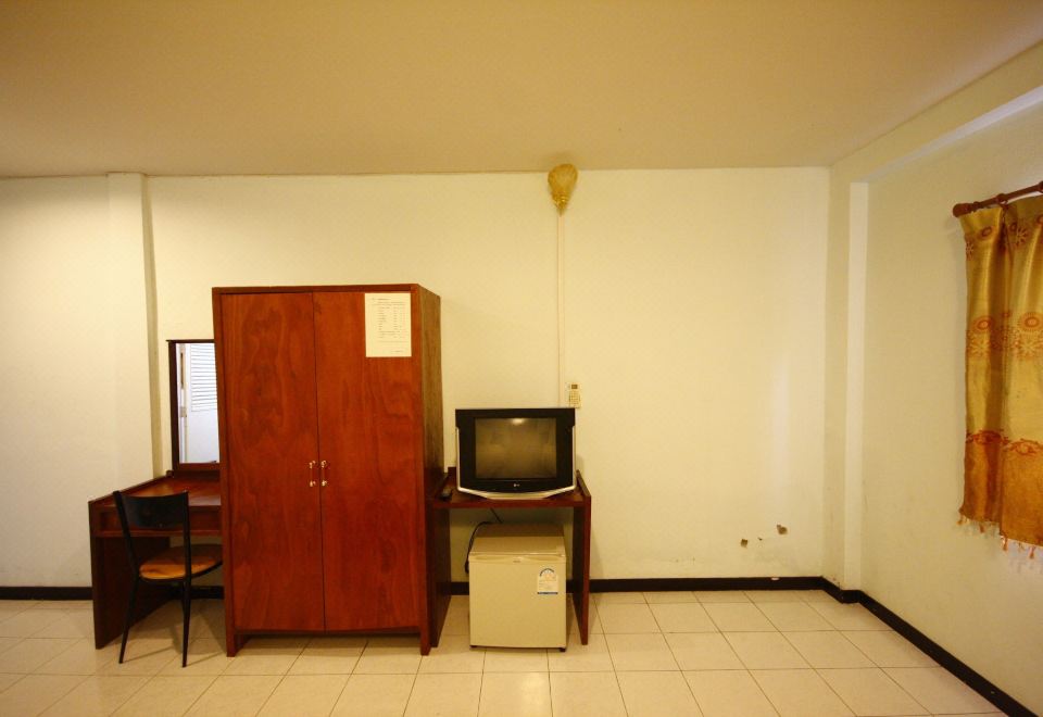 ห้องพักของ Narasiri Service Apartment ปราจีนบุรี เตียงเดี่ยวคู่ มีแอร์