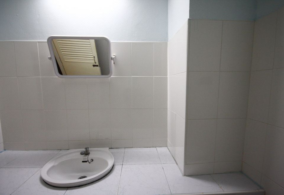พื้นที่ส่วนกลางและทางเข้าของ Narasiri Service Apartment ใจกลางเมืองปราจีนบุรี