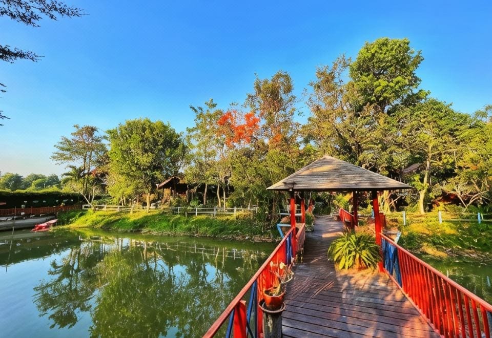 บ้านพักทรงบังกะโลในสวนของ ปานพิมพ์ รีสอร์ต ปราจีนบุรี ท่ามกลางต้นไม้เขียวร่มรื่น